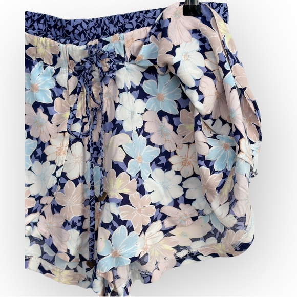 Super Cute Vanilla Star Floral Shorts Size L | Split Front With Overlap Pocket - Picture 3 of 5